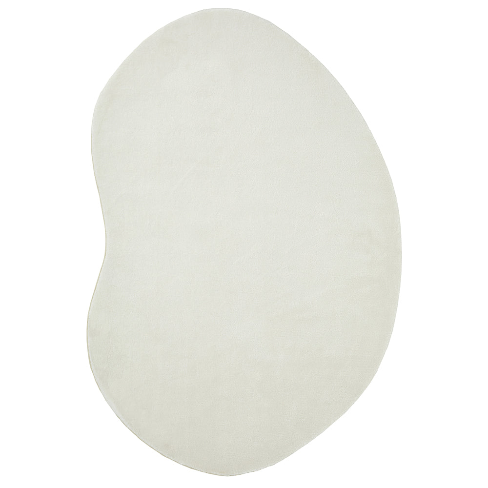 Modern bean-shaped white rug with soft texture and smooth edges.