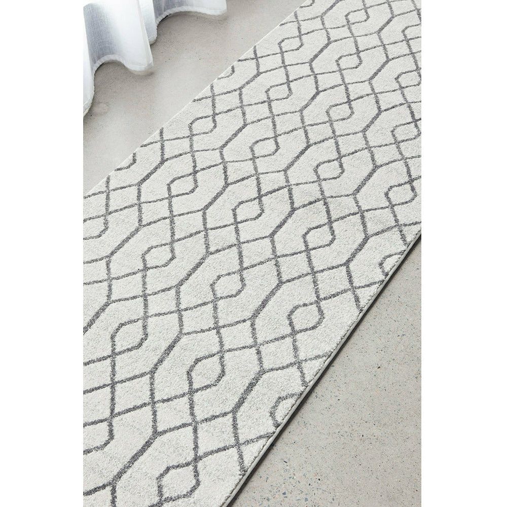 Cream grey runner rug with interconnected geometric diamond pattern and subtle texture.