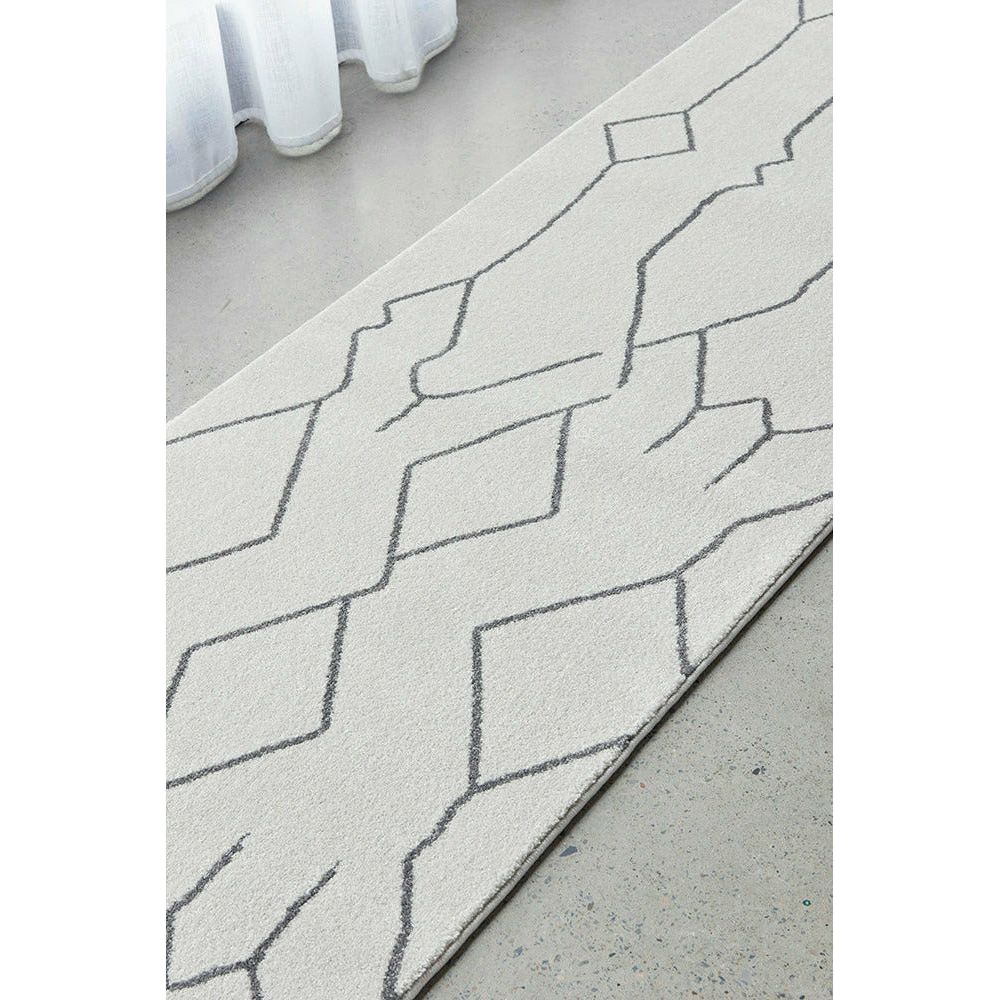 Grey runner rug with interlocking diamond pattern in dark lines on a light background.
